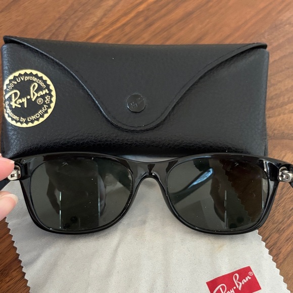 Ray-Ban New Wayfarer Classic Black Sunglasses with Case - Picture 7 of 8